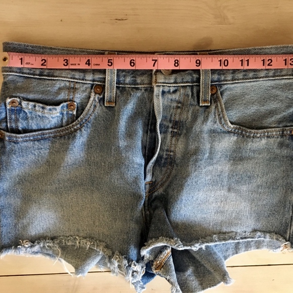 Levi's Button Through Cutoffs Size 26 - Picture 3 of 3